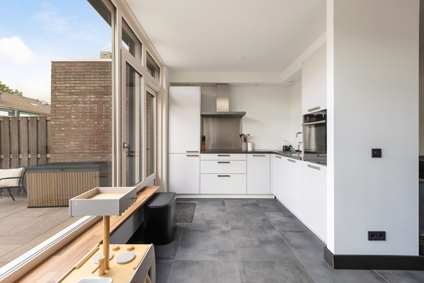 Foto - Verkocht onder voorbehoud: Instapklare tussenwoning op een rustige, autoluwe locatie!